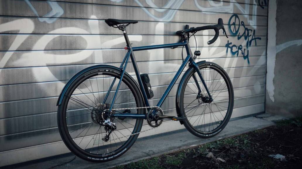 Monday Motivation ein graublaues Gravelbike mit Schutzblechen veloheld Bikes