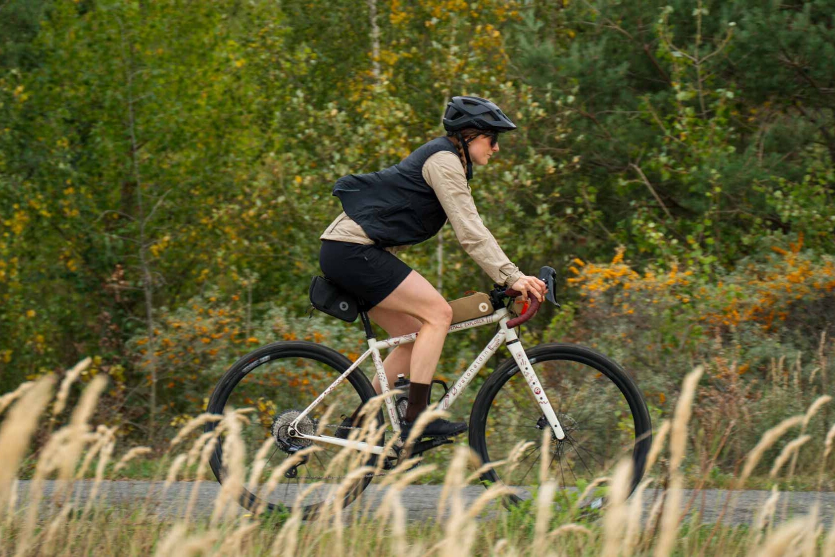 Frau auf veloheld.iconX fährt schnell über ein Schotterweg