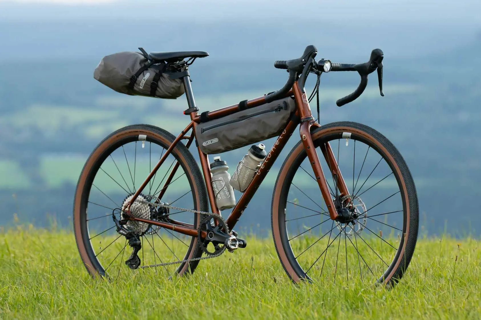 veloheld.iconX Gravelbike mit Bikepacking Taschen