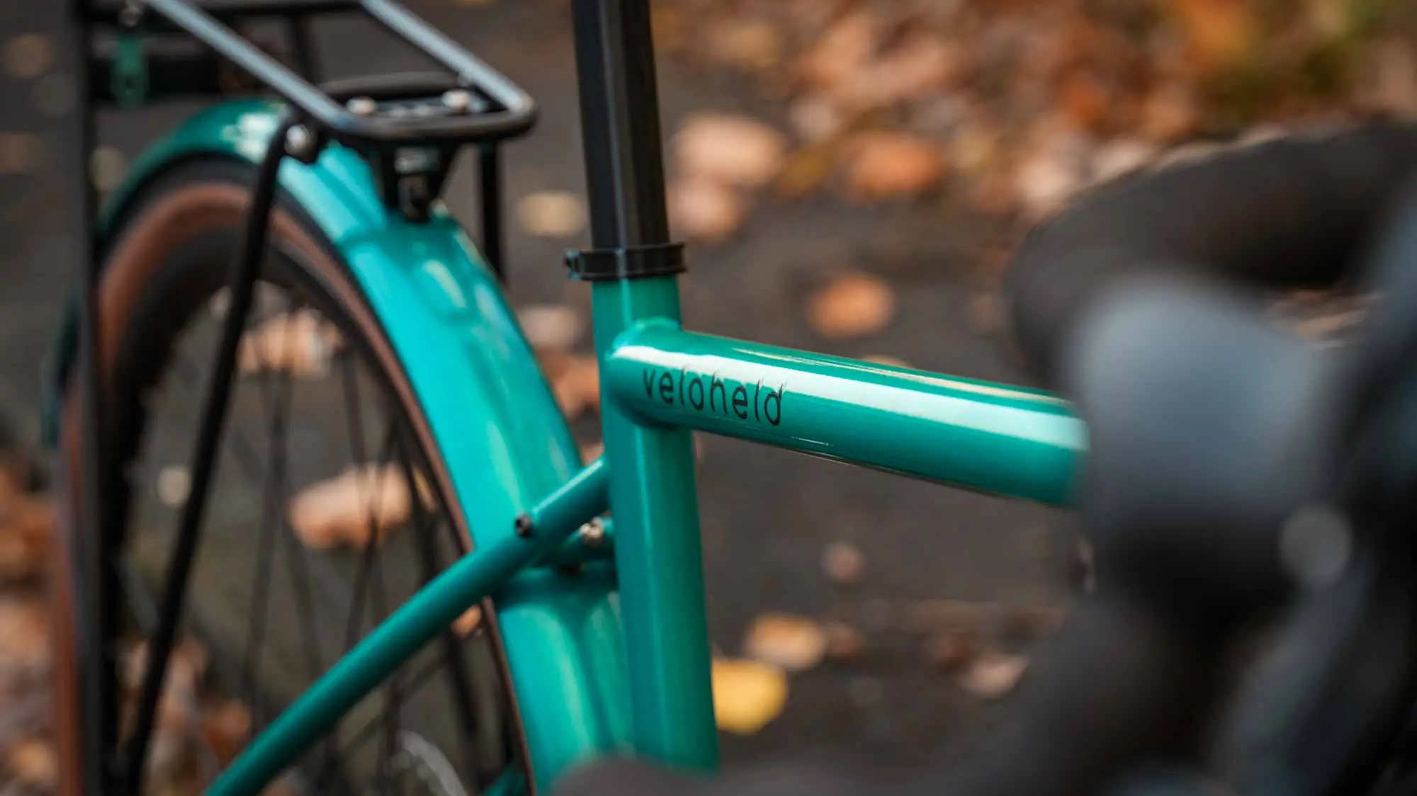 veloheld.allex Tourist in Blaugrün Detailsansicht von Oberrohr und Hinterrad