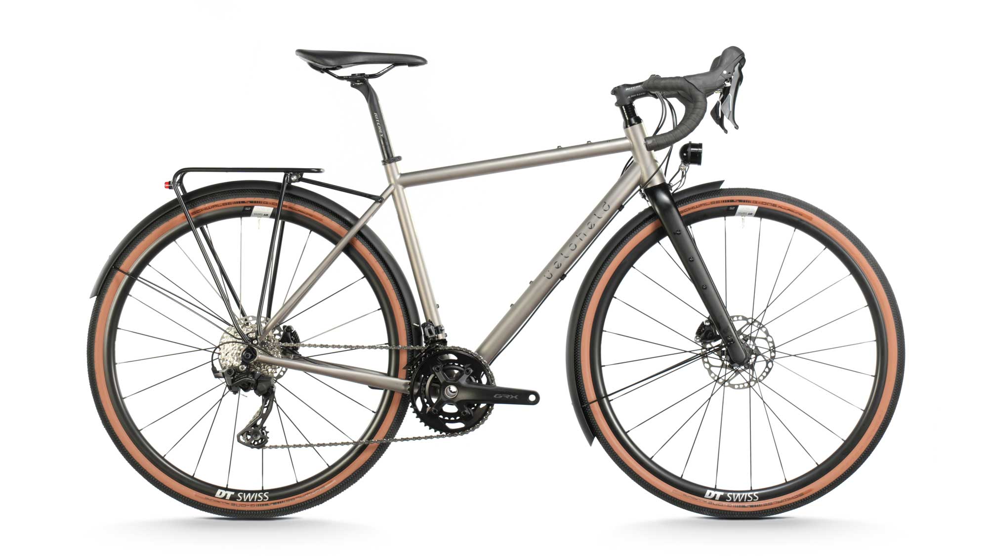 Ein graues veloheld.iconX Titan Tourist, ein Komplettrad mit Schutzblechen und Gepäckträger