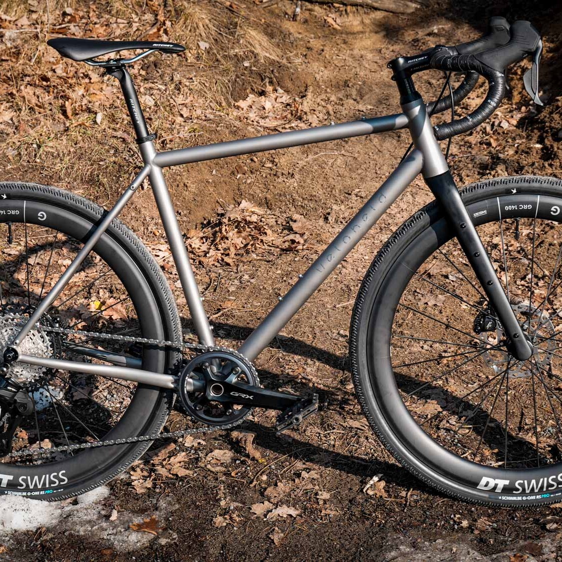 veloheld.iconX Titan Komplettrad im Wald stehend