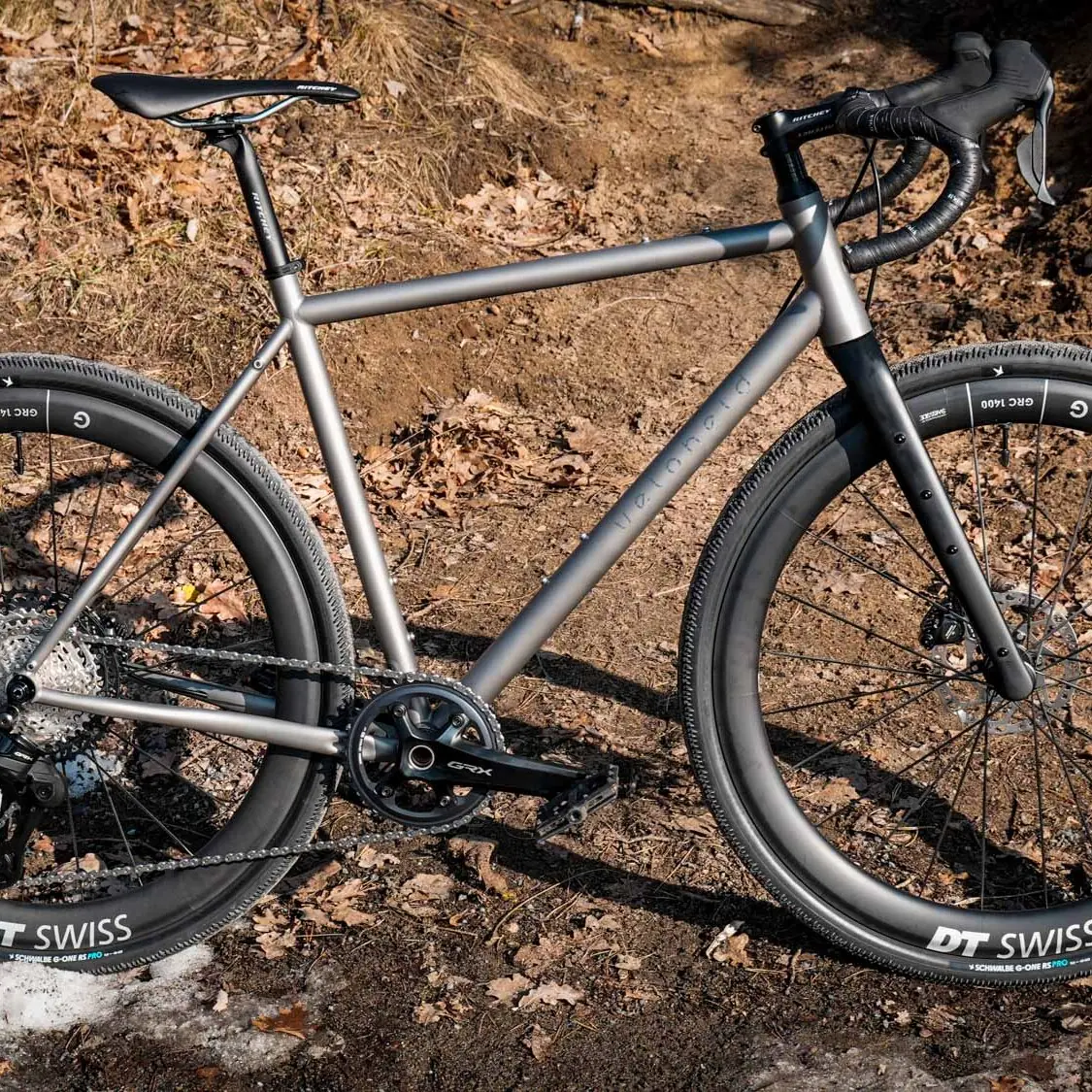 veloheld.iconX Titan Komplettrad im Wald stehend