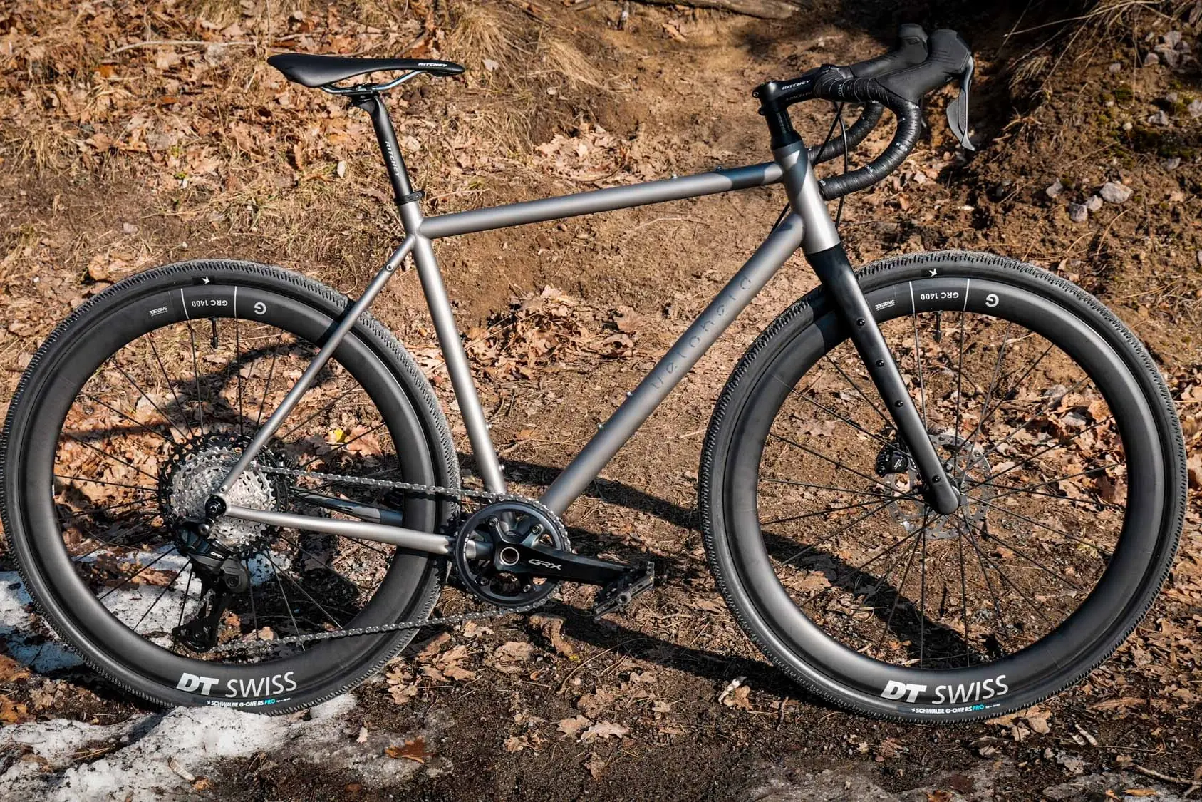 veloheld.iconX Titan Komplettrad im Wald stehend