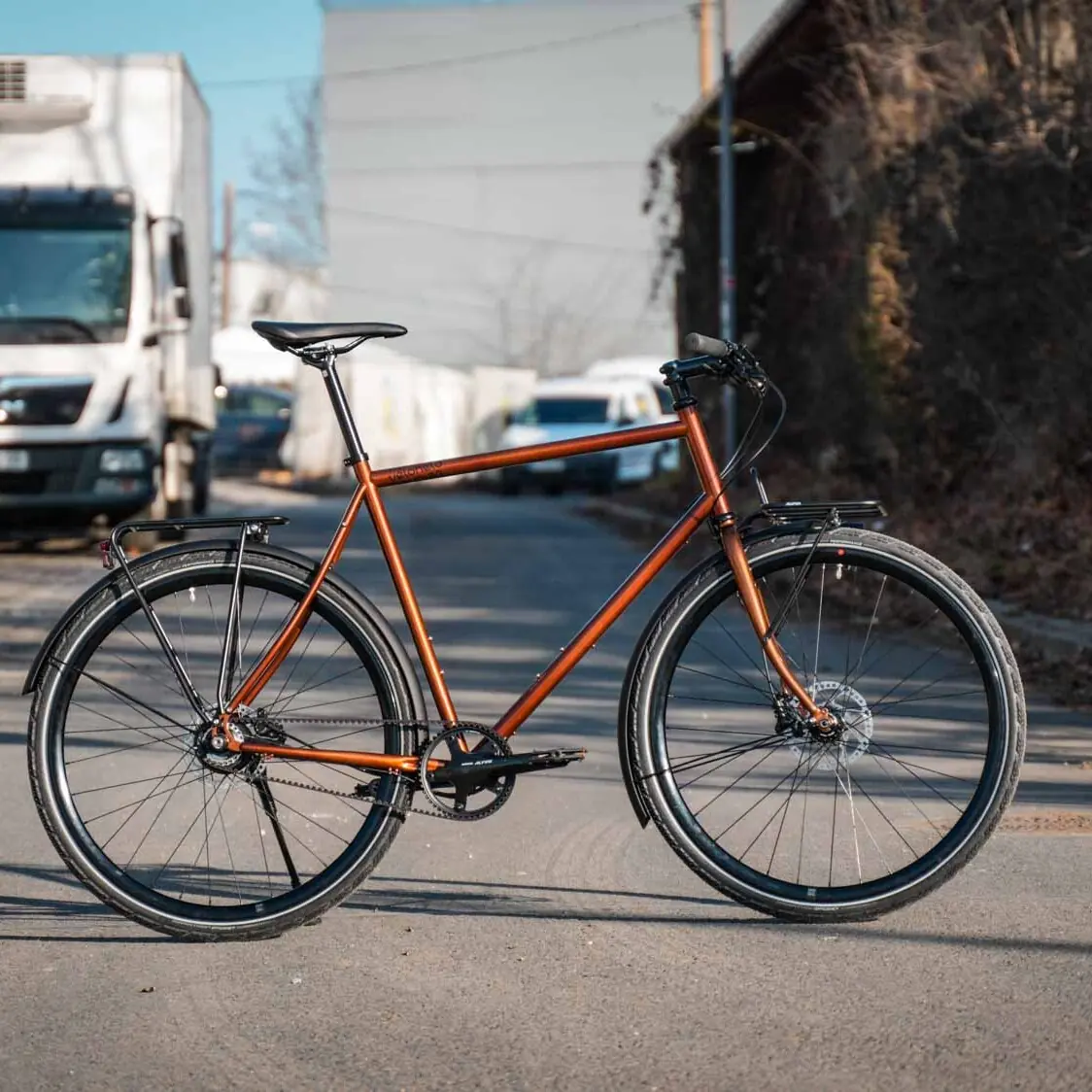 veloheld.lane Urbanbike in Transparent Copper mit Riemenantrieb und Gepäckträger, seitliche Ansicht