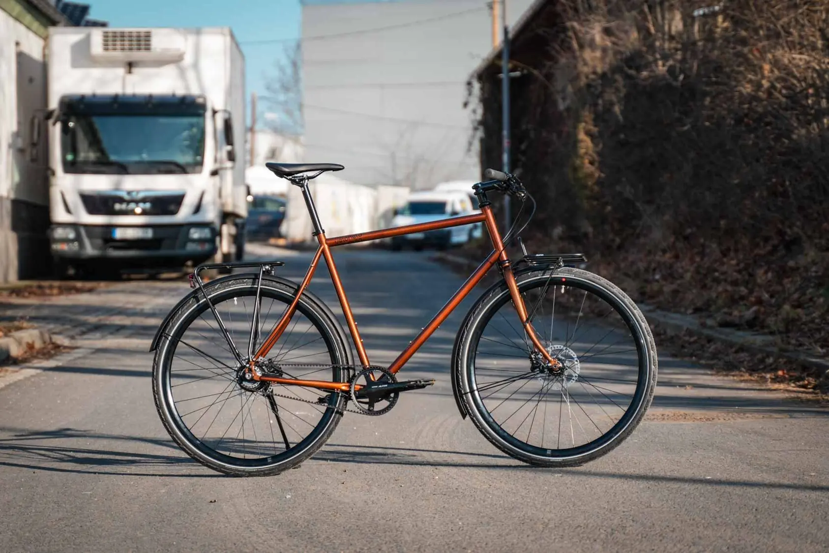 veloheld.lane Urbanbike in Transparent Copper mit Riemenantrieb und Gepäckträger, seitliche Ansicht