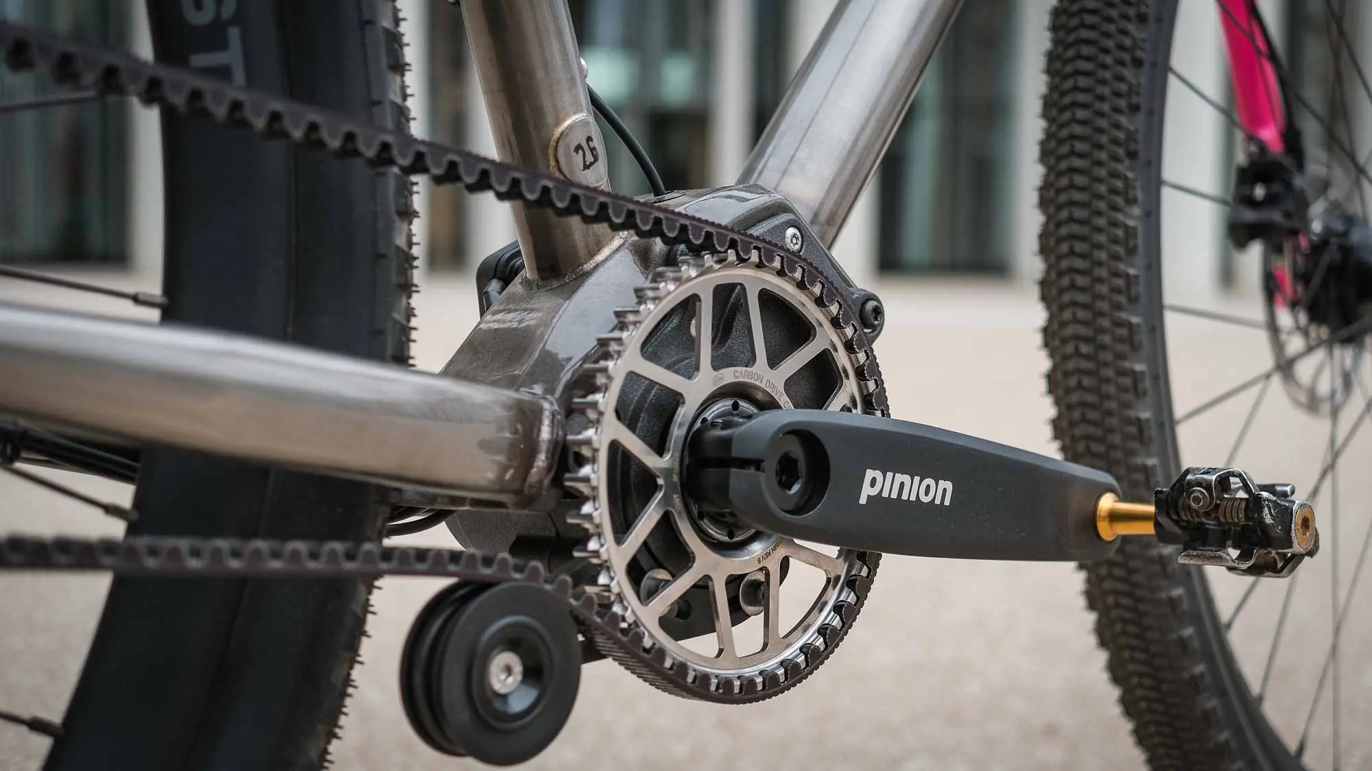veloheld iconX Pinion Gravelbike Detail mit Riemenantrieb und Kurbel