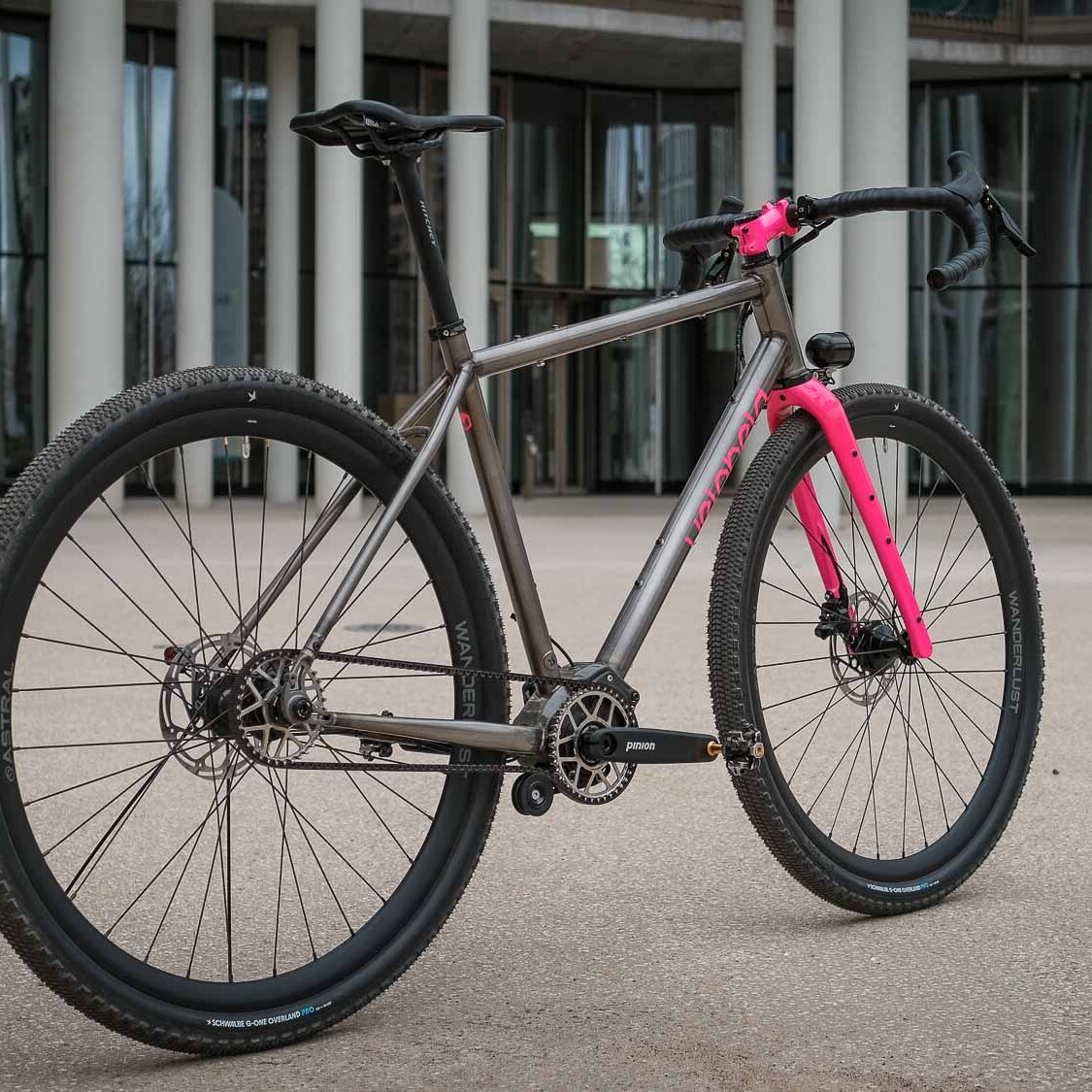 veloheld iconX Pinion Custom Gravelbike mit Riemenantrieb und pinker Gabel