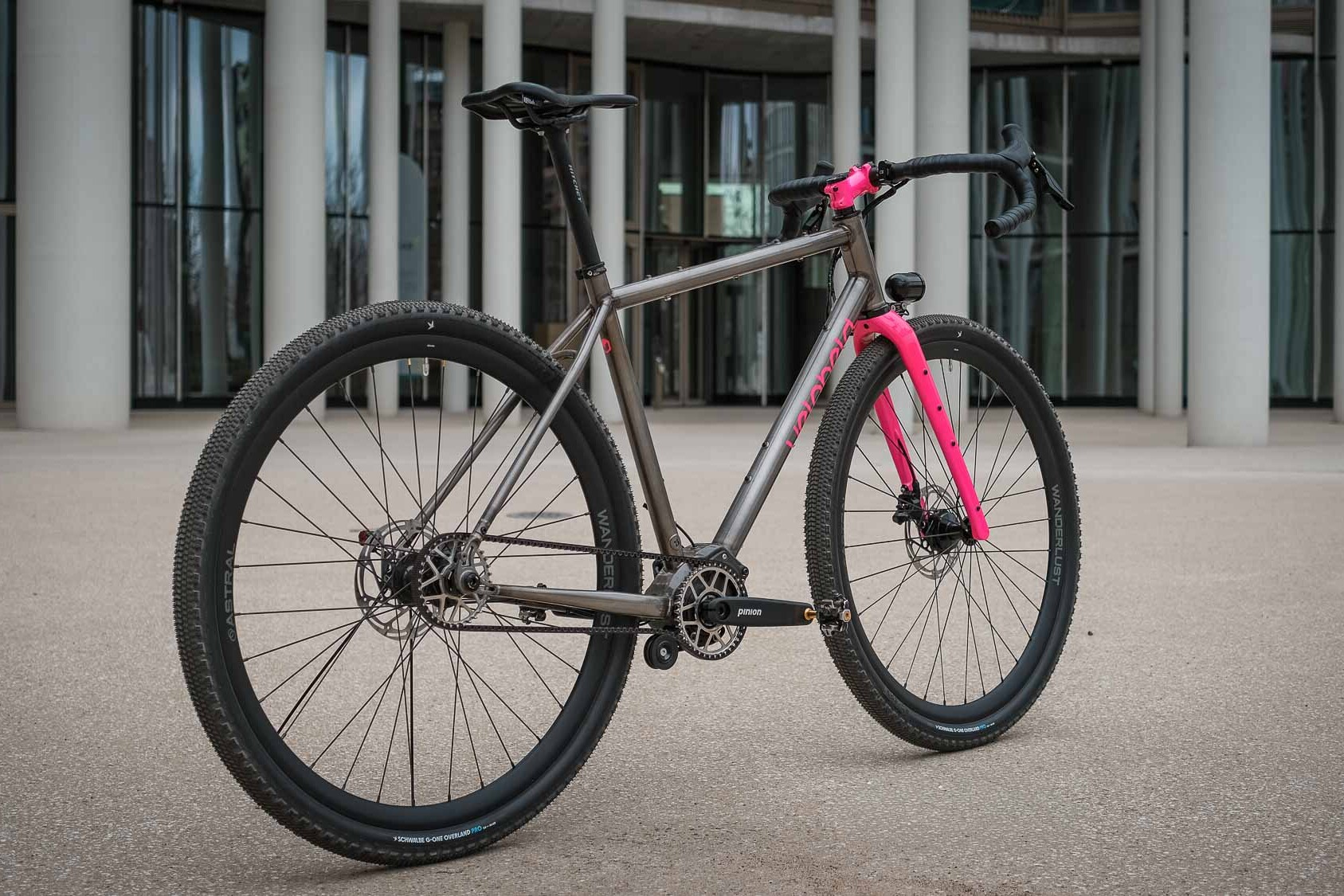 veloheld iconX Pinion Custom Gravelbike mit Riemenantrieb und pinker Gabel