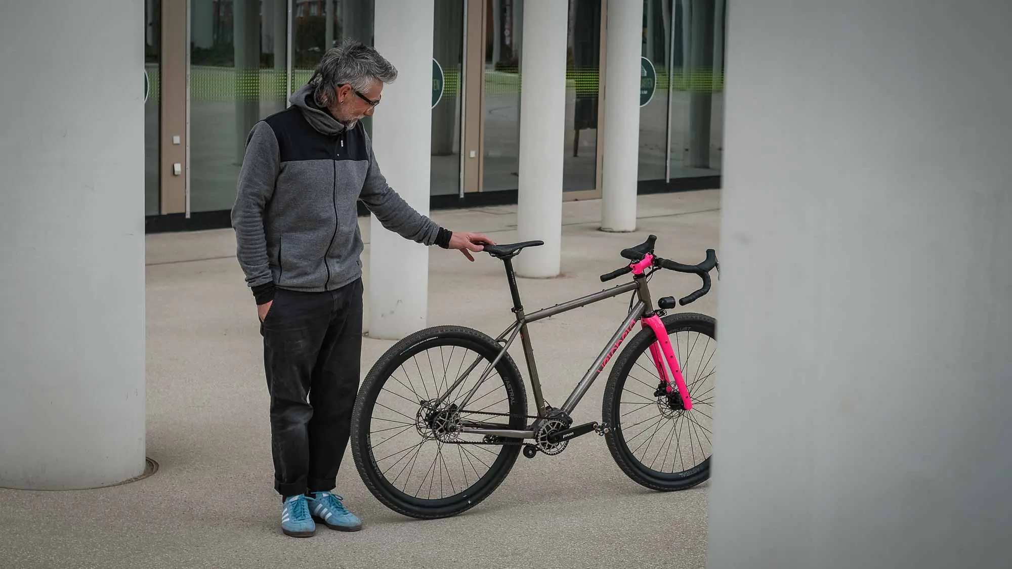 veloheld iconX Pinion Custom Gravelbike mit Riemenantrieb und pinker Gabel im Überblick