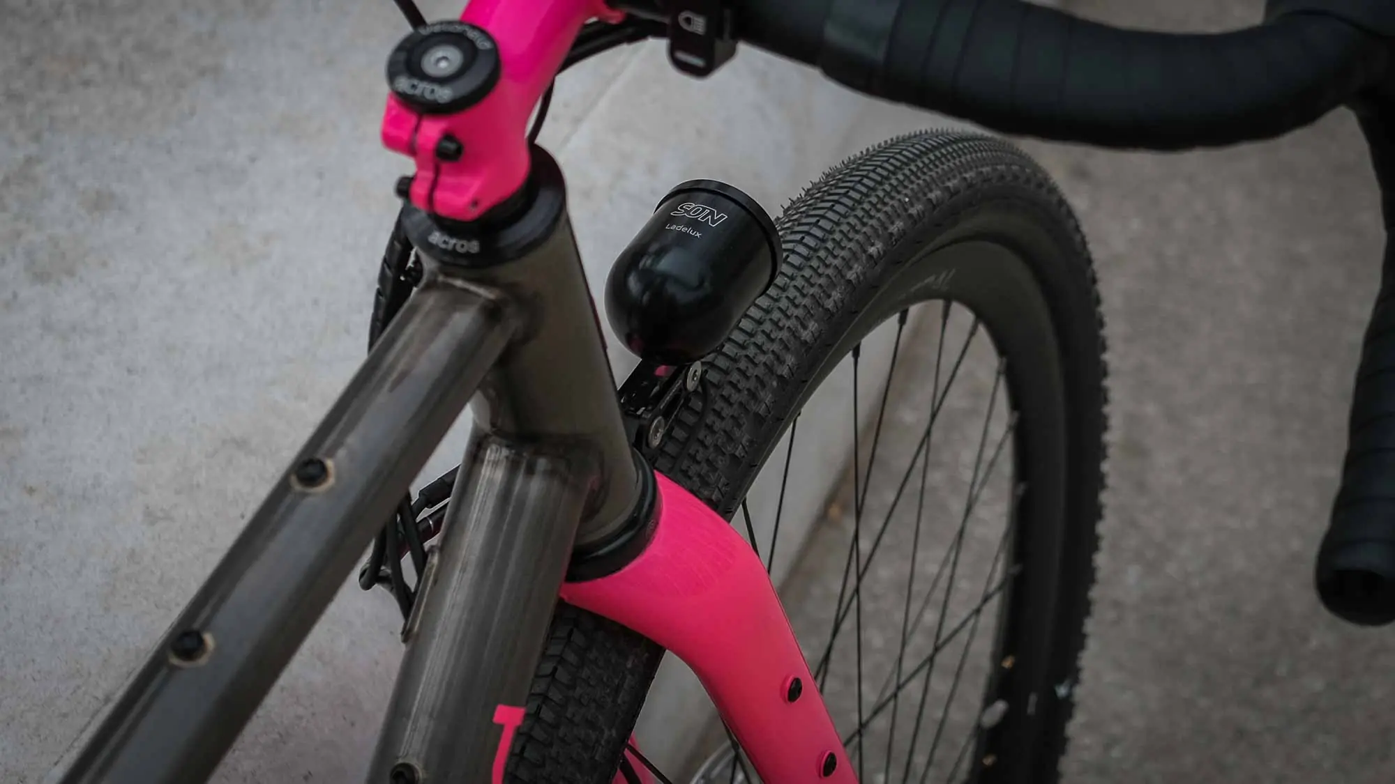 veloheld iconX Pinion Gravelbike Detail mit pinker Gabel und Frontbereich