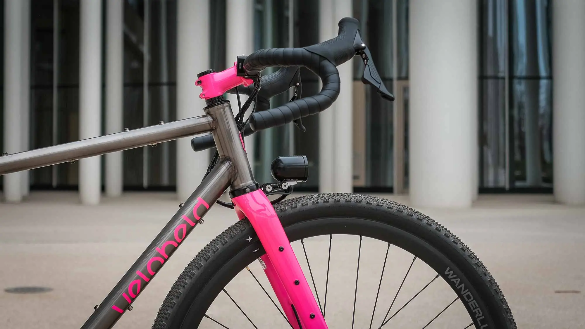 veloheld iconX Gravelbike Detail mit pinker Gabel und Frontbereich
