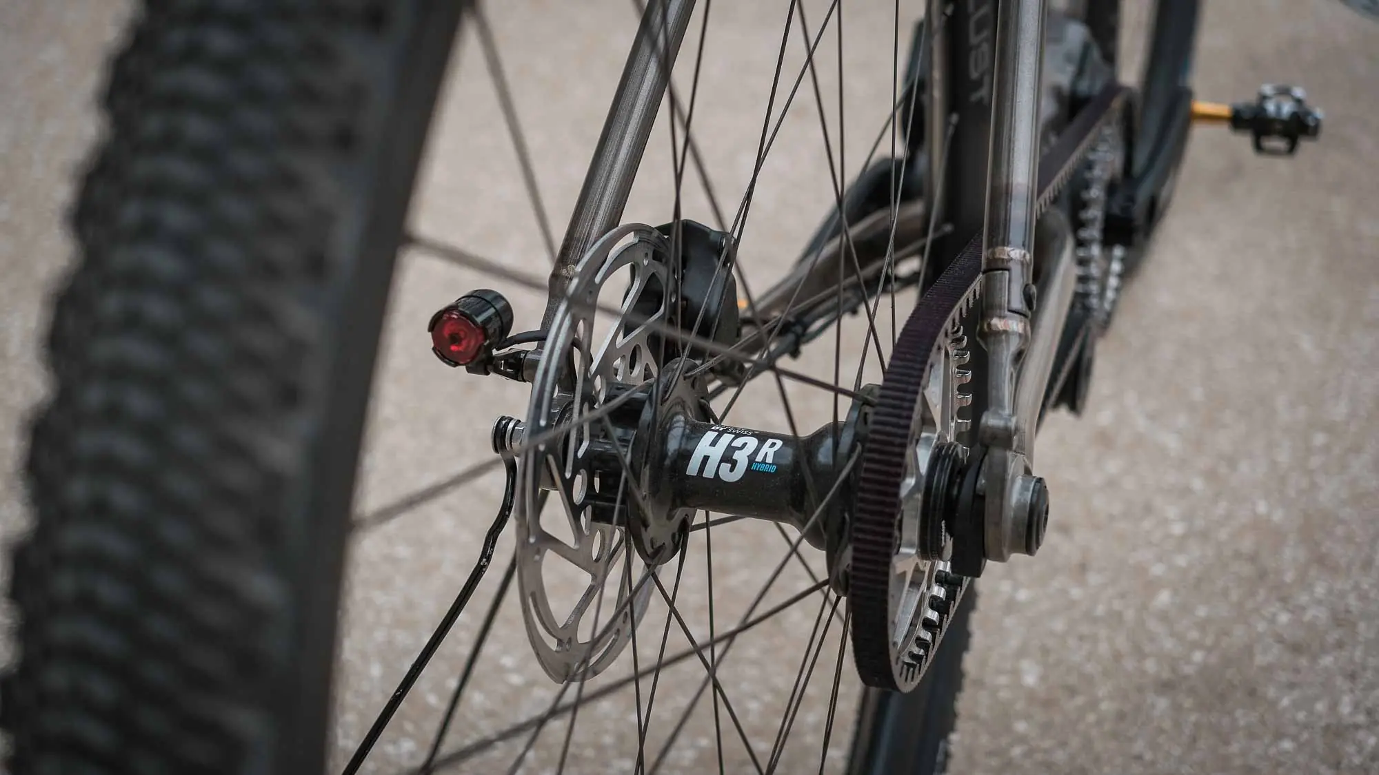 veloheld iconX Gravelbike Detail mit Hinterrad und Scheibenbremse