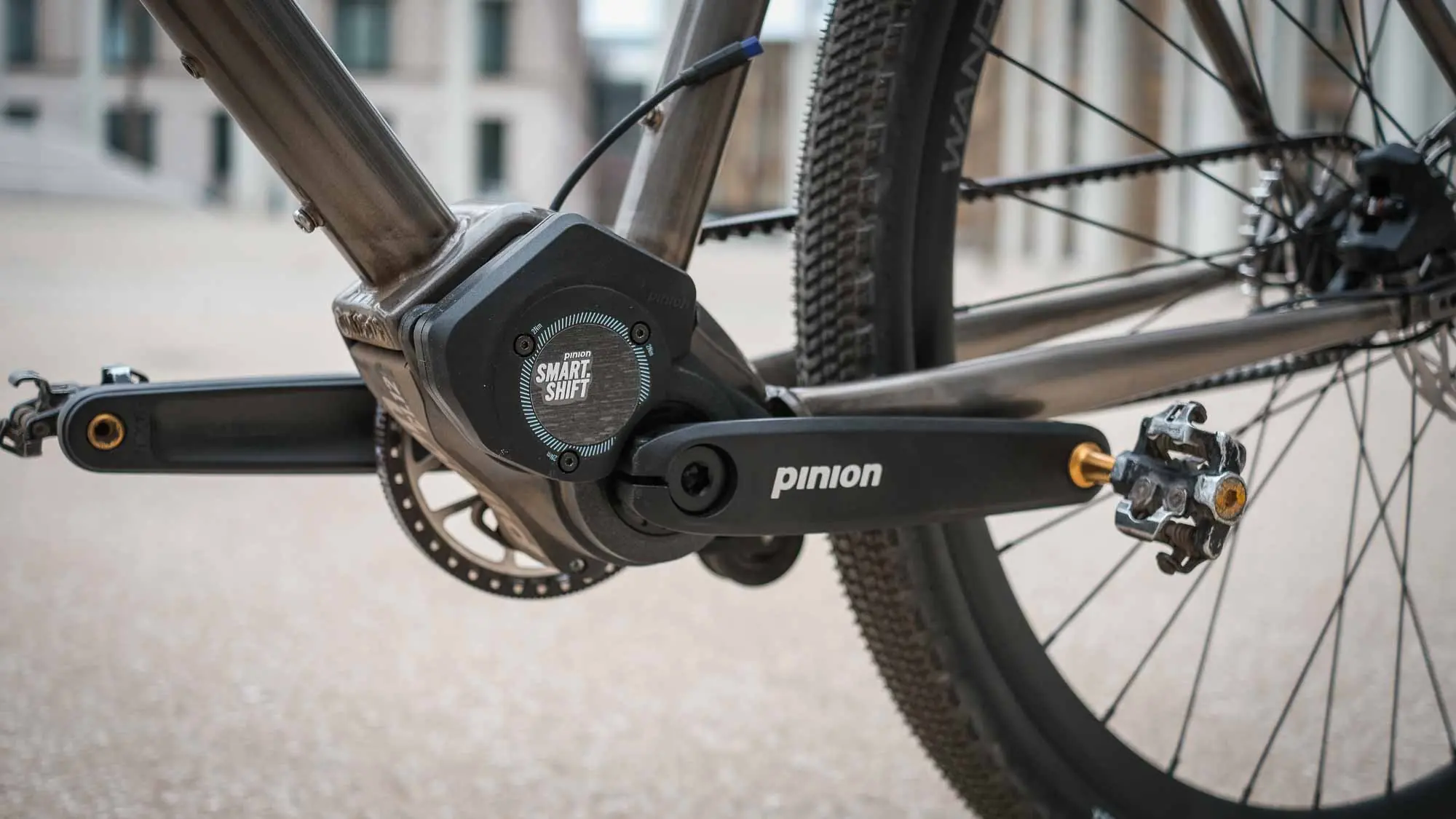 veloheld iconX Pinion Gravelbike Detail mit Riemenantrieb und Kurbelarm