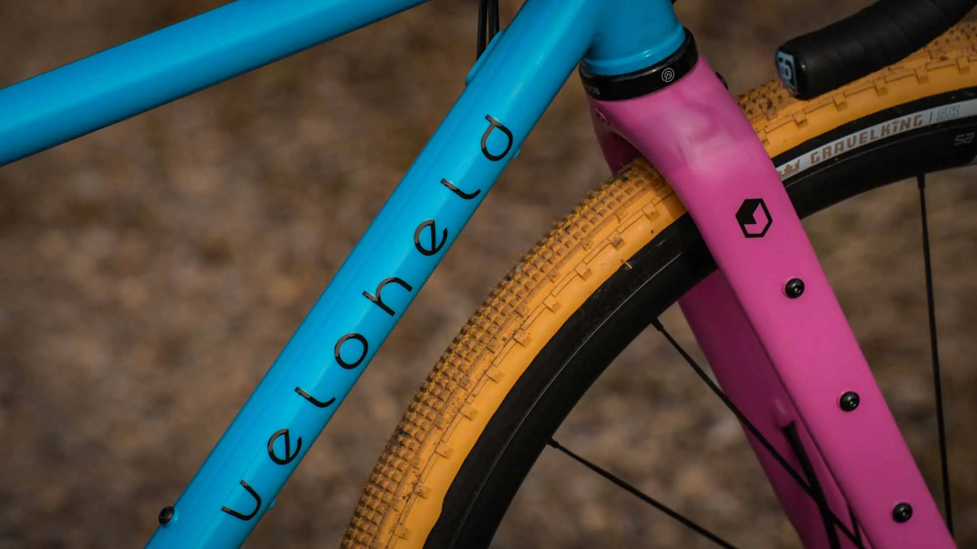 veloheld iconX Custom Gravelbike Bubblegum Farbdesign Detail mit blauem Rahmen und pinker Gabel und gelben Reifen