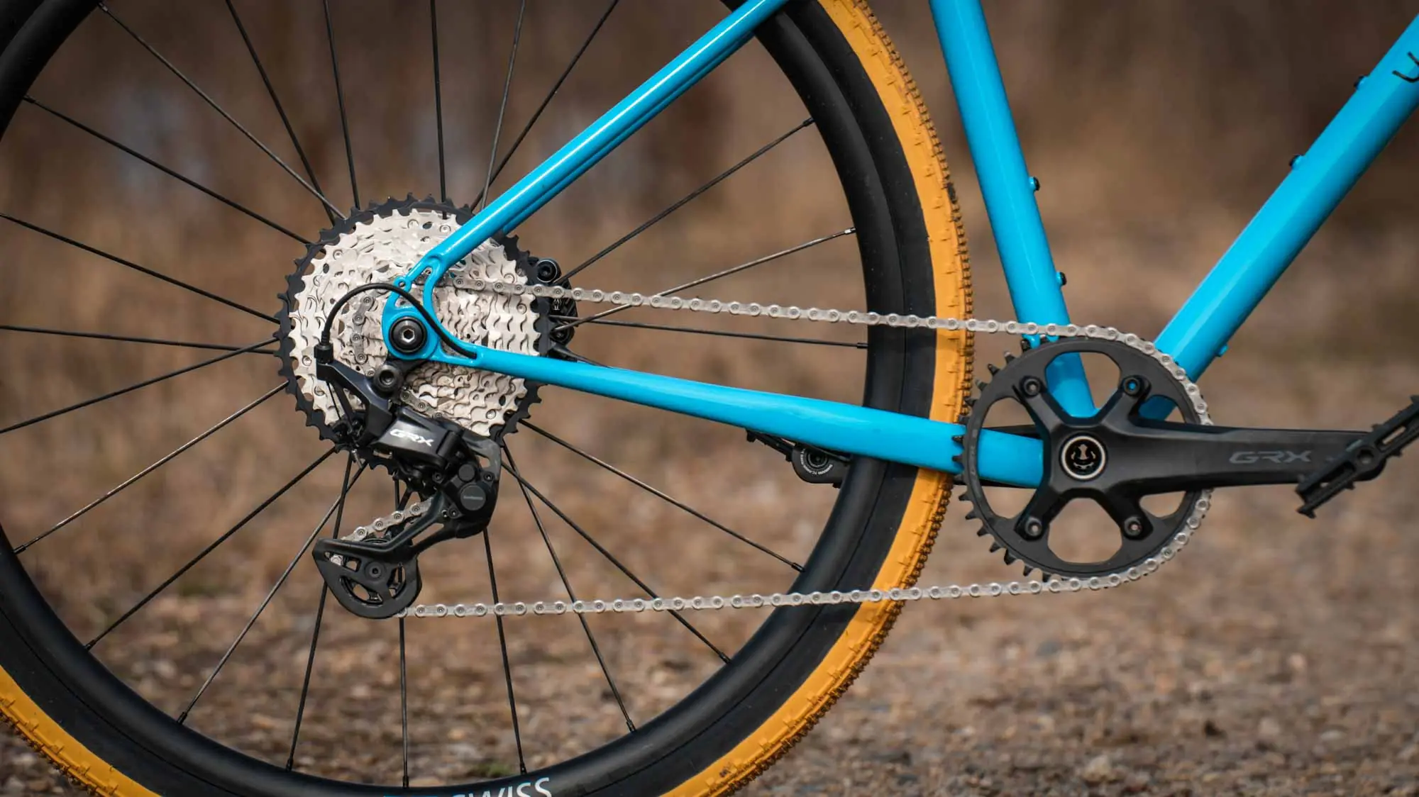 veloheld iconX Custom Gravelbike Bubblegum Detail mit Hinterrad, Kassette und blauem Rahmen