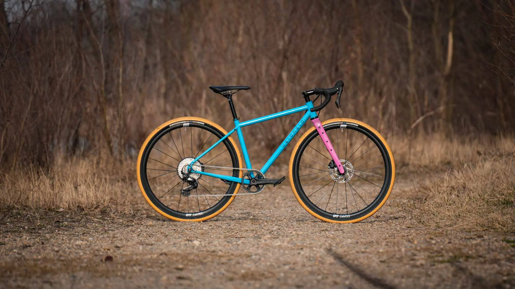 veloheld iconX Custom Gravelbike Bubblegum Farbdesign mit blauem Rahmen und pinker Gabel