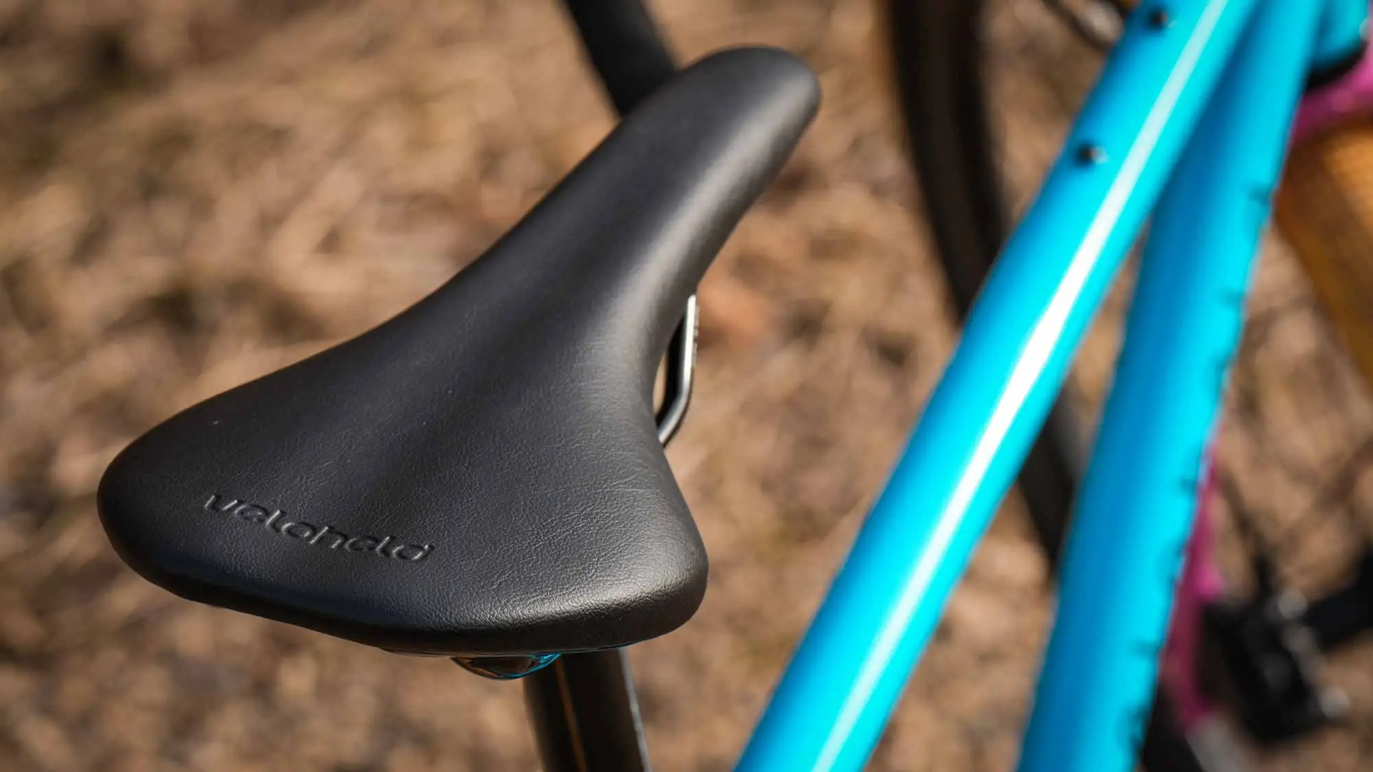 veloheld iconX Custom Gravelbike Bubblegum Detail mit Sattel und blauem Rahmen