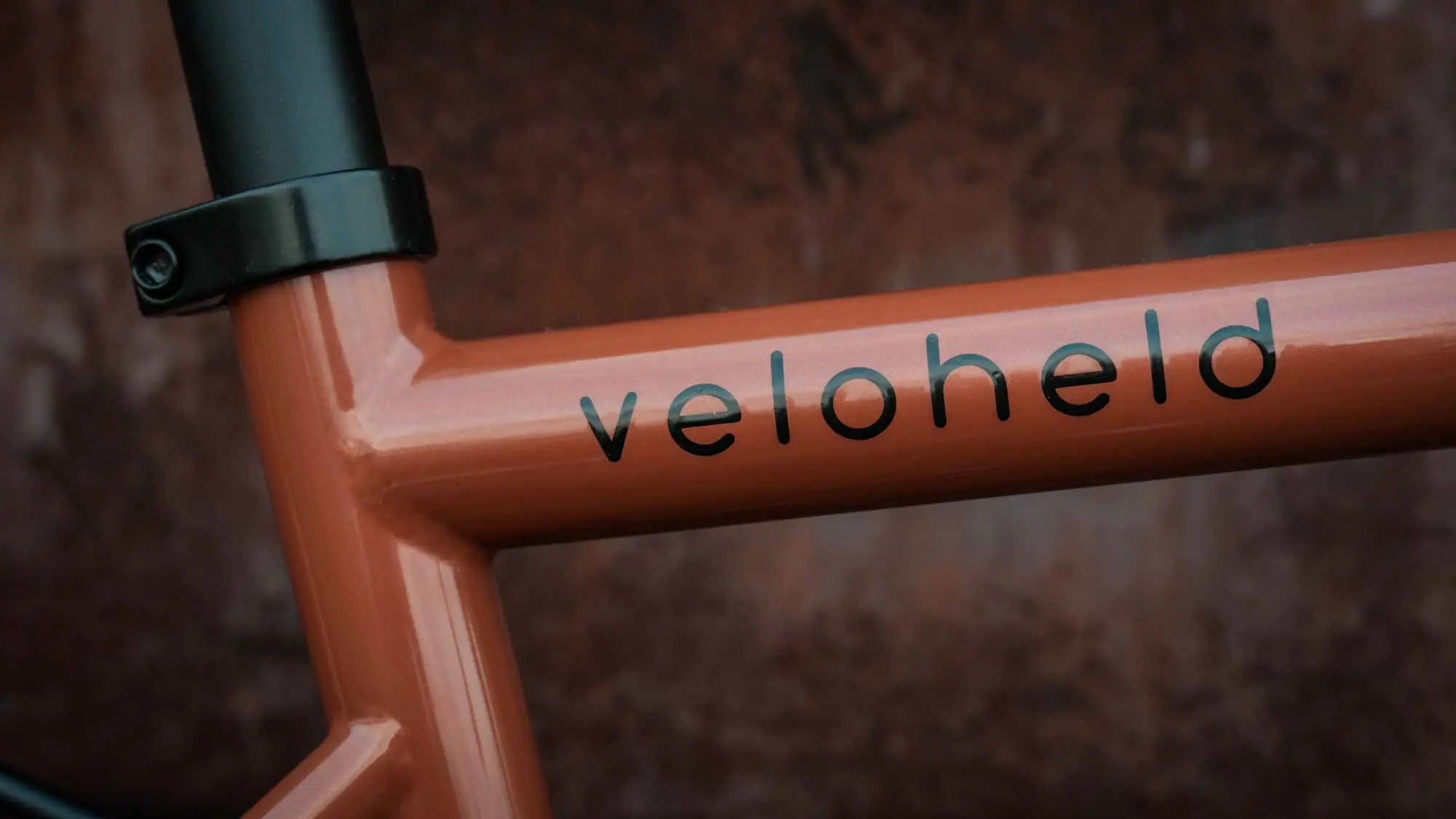 veloheld Logo auf einen Oberrohr eines veloheld.alleyX Tourist in perlkupfer