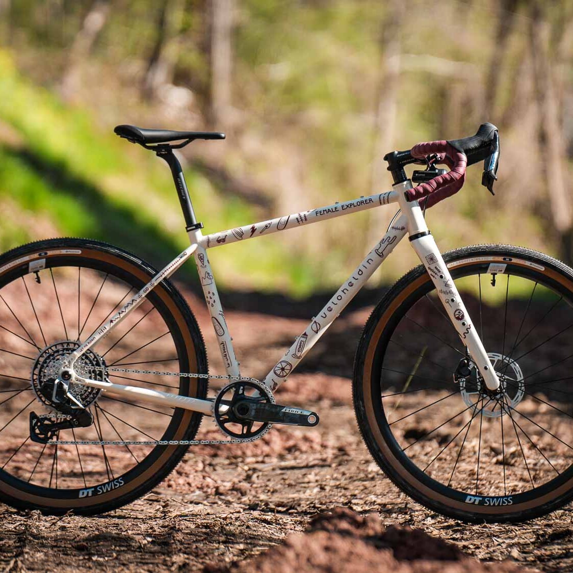 veloheld iconX Female Explorer Gravelbike im Wald, Custombike für Bikepacking