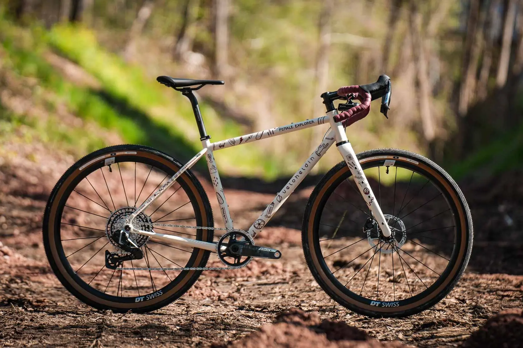 veloheld iconX Female Explorer Gravelbike im Wald, Custombike für Bikepacking