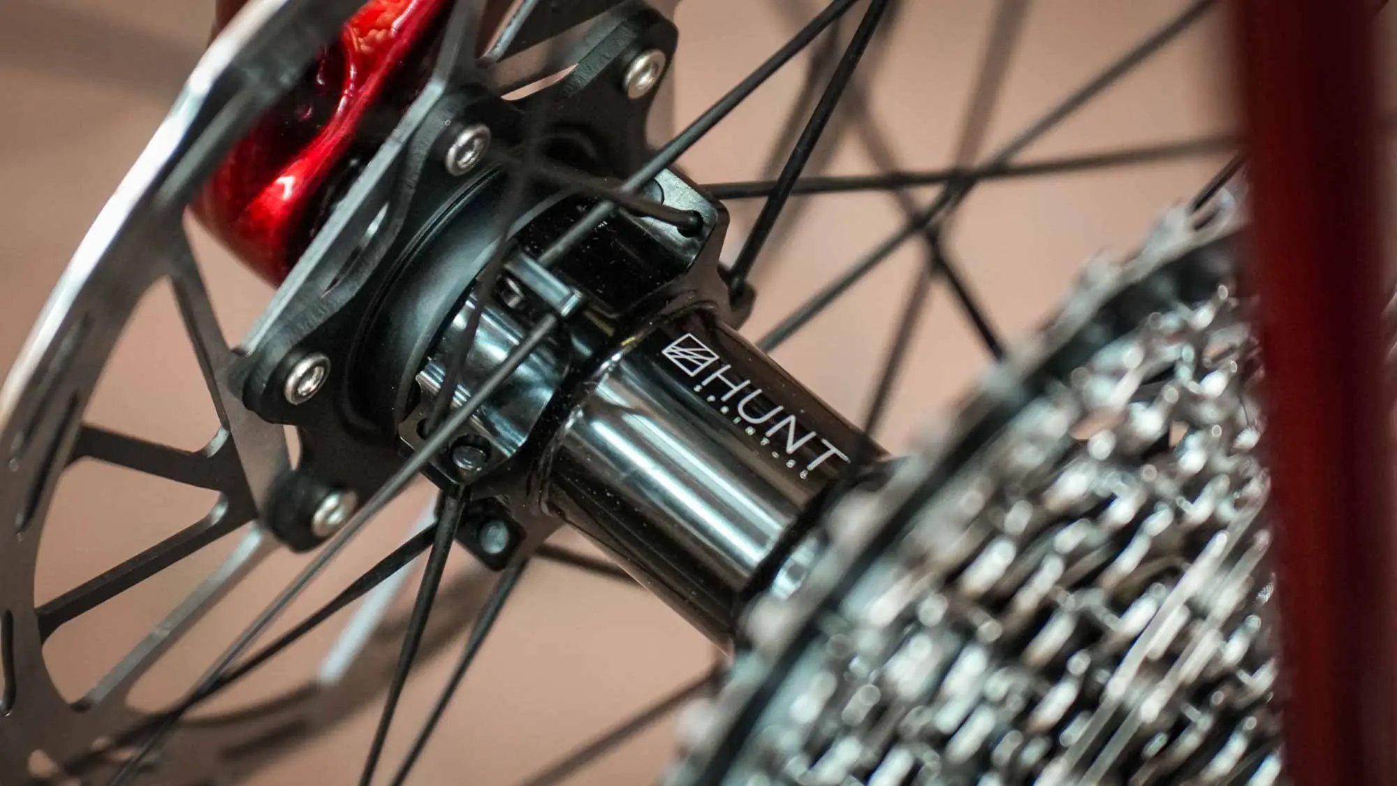 Detailaufnahme der Hunt Hinterradnabe am veloheld.icon Allroad mit SRAM Force AXS