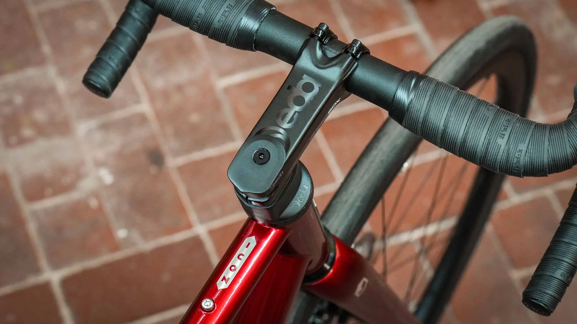 Cockpit des veloheld.icon Allroad mit Deda Lenker und SRAM Force AXS in Merlot Illusion.