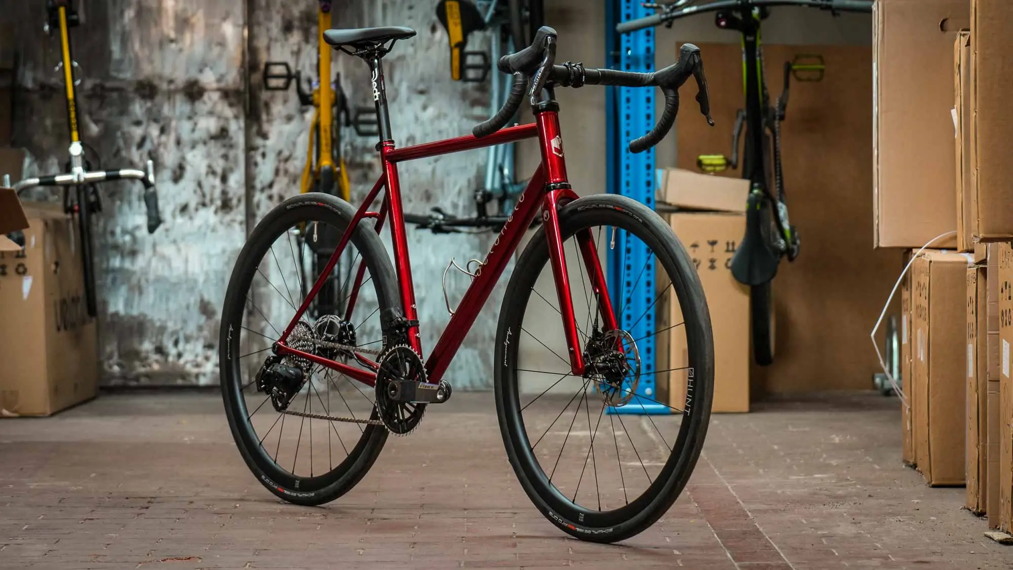 veloheld.icon Allroad in Merlot Illusion mit Hunt Laufrädern und SRAM Force AXS in der Werkstatt.