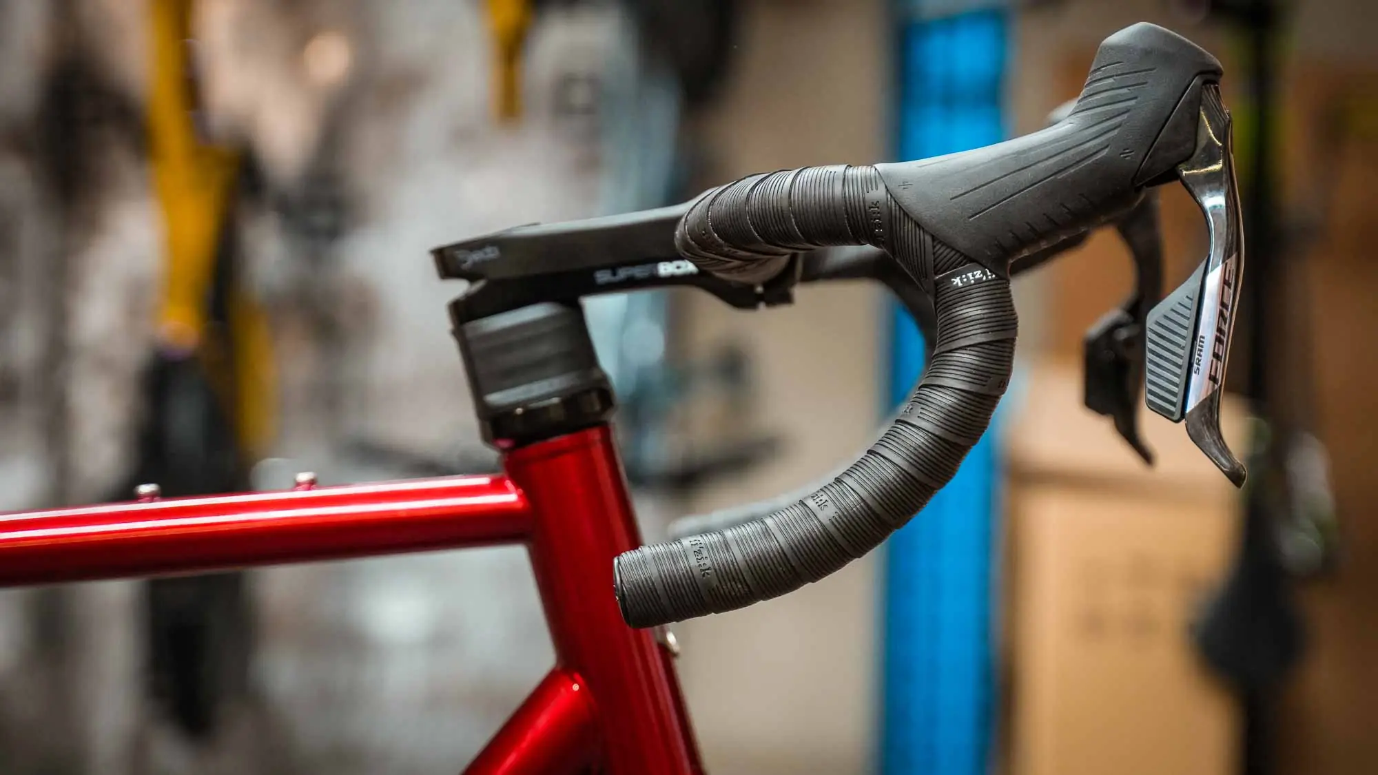 Cockpit des veloheld.icon Allroad in Merlot Illusion mit Deda Lenker und SRAM Force AXS