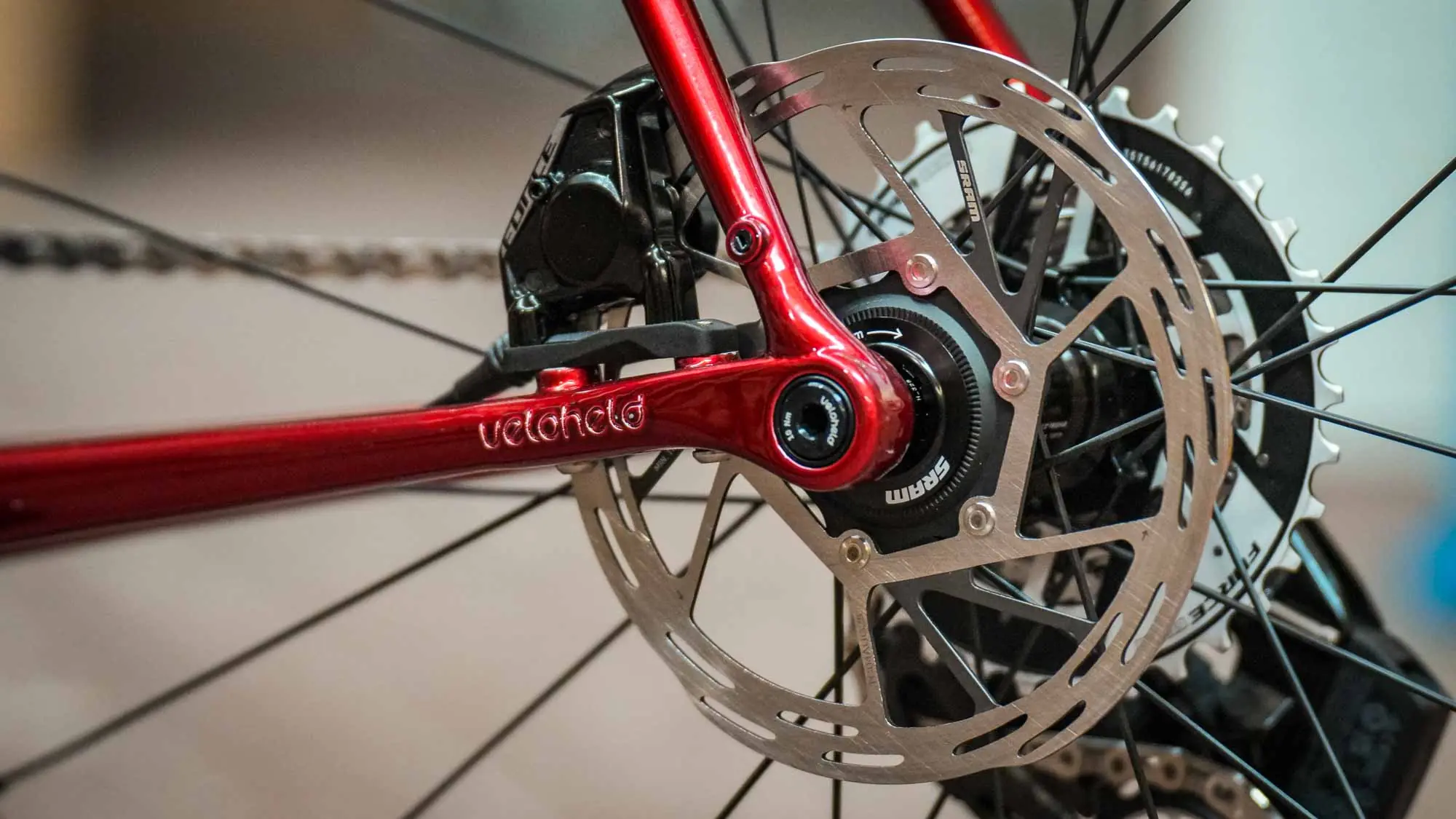 Detailaufnahme der Scheibenbremse am veloheld.icon Allroad mit Hunt Laufrad und Merlot Illusion Lackierung.