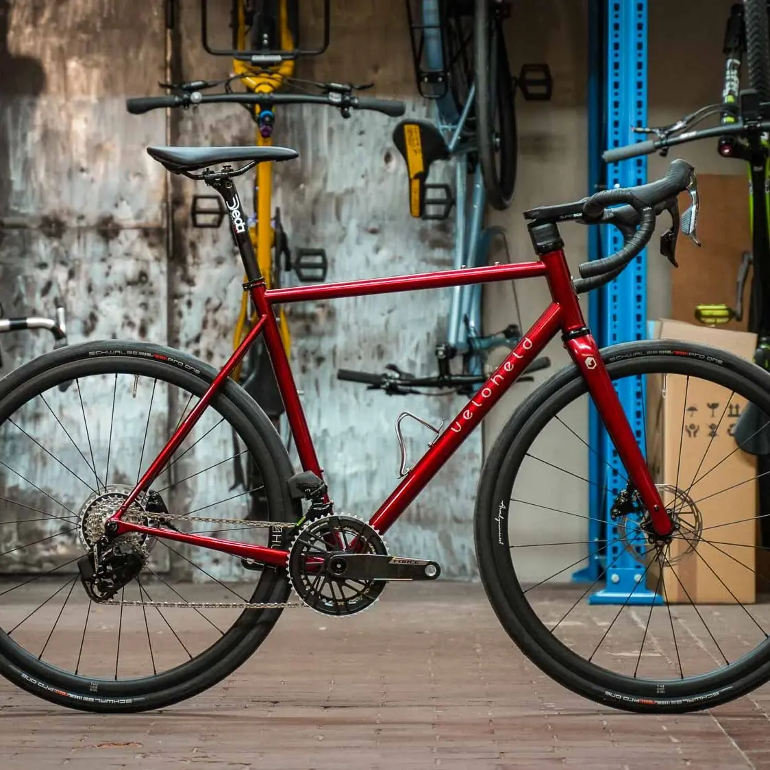 veloheld.icon Allroad in Merlot Illusion mit SRAM Force AXS und Hunt Laufrädern in der Werkstatt