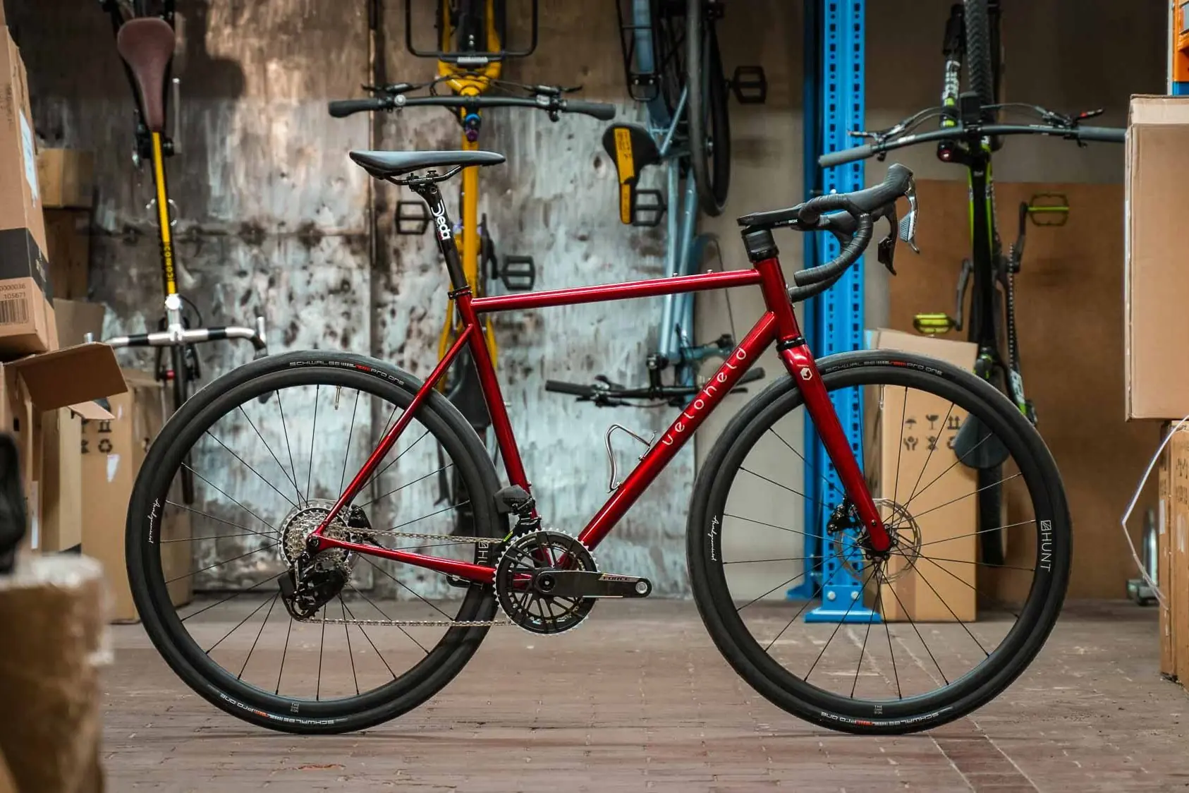 veloheld.icon Allroad in Merlot Illusion mit SRAM Force AXS und Hunt Laufrädern in der Werkstatt
