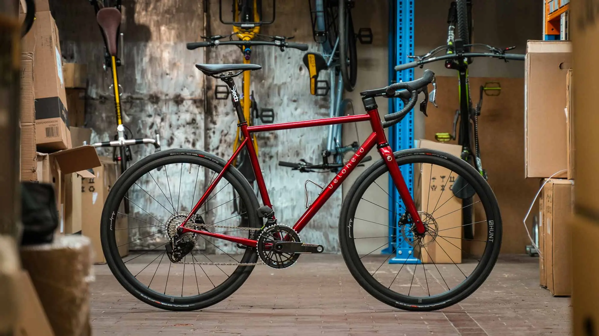 veloheld.icon Allroad in Merlot Illusion mit SRAM Force AXS und Hunt Laufrädern in der Werkstatt