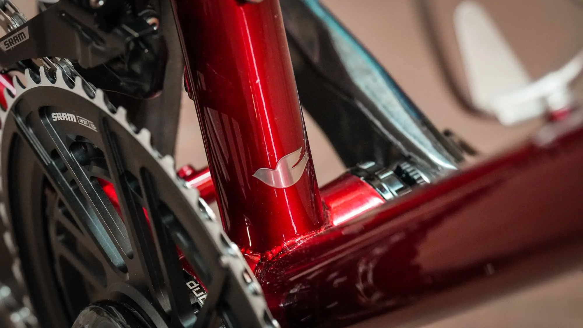 Detailaufnahme des Tretlagerbereichs am veloheld.icon Allroad mit SRAM Force AXS Kurbel.