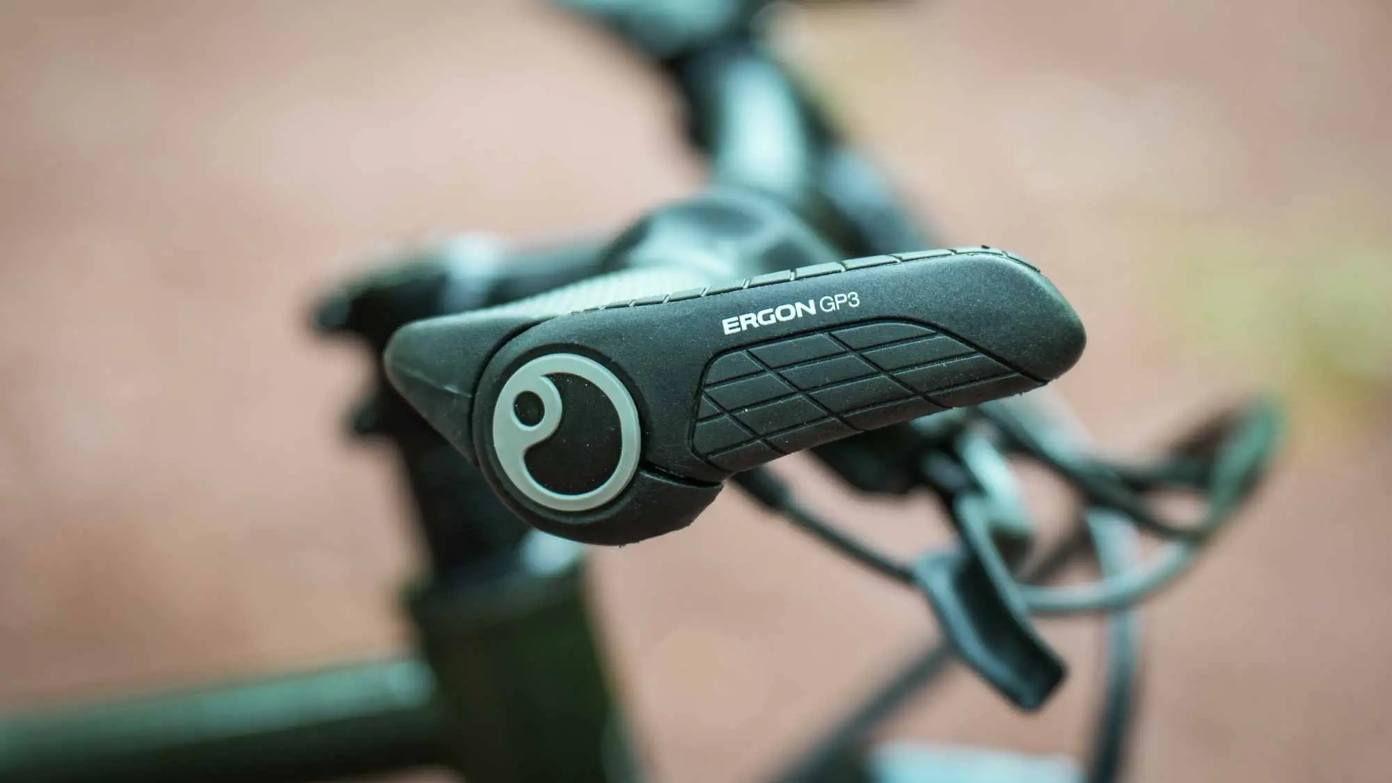 Rohloff Drehgriffschalter am Flatbar-Lenker des veloheld.alleyX für präzise Gangwechsel.