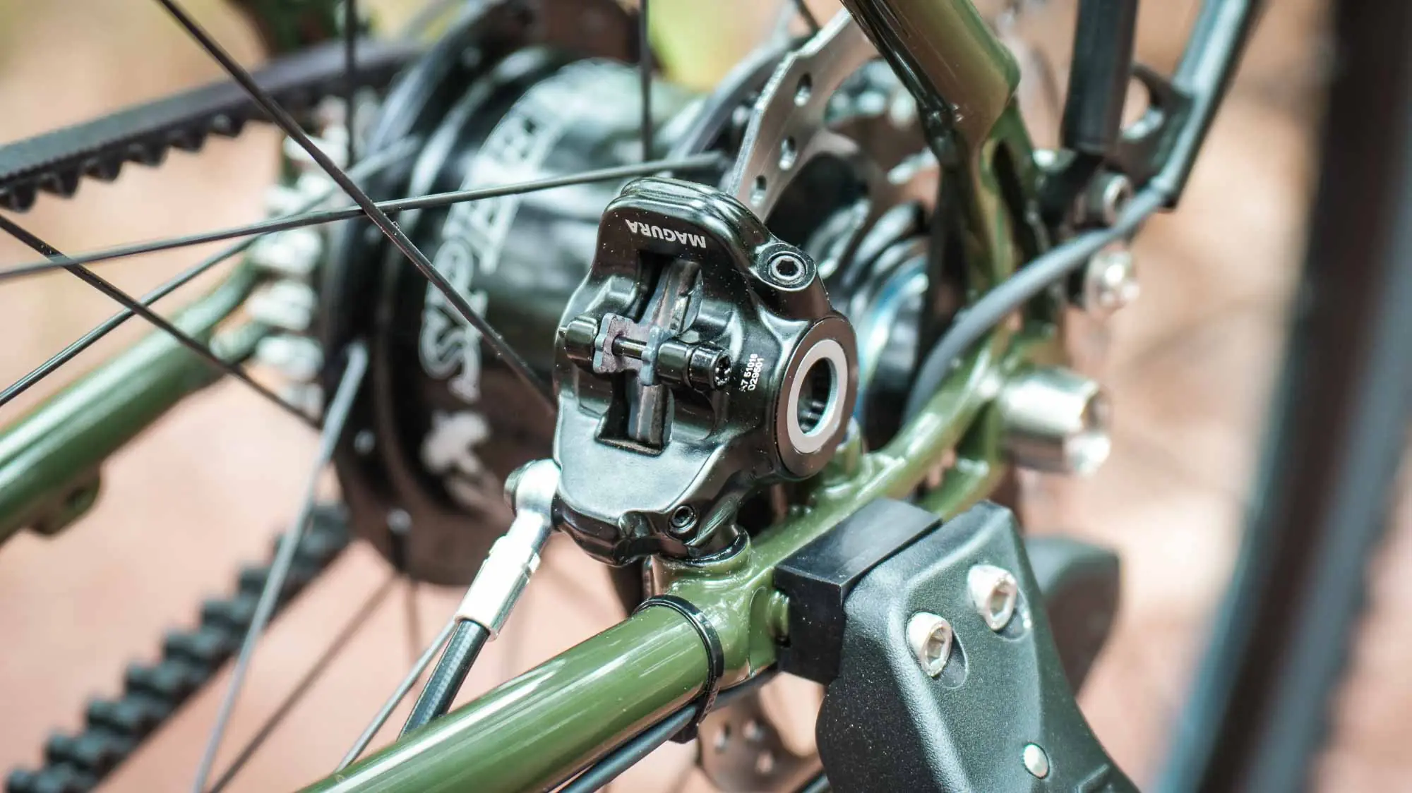 Detailaufnahme der Rohloff Speedhub Nabenschaltung am veloheld.alleyX mit Gates Carbon Drive Riemenantrieb.