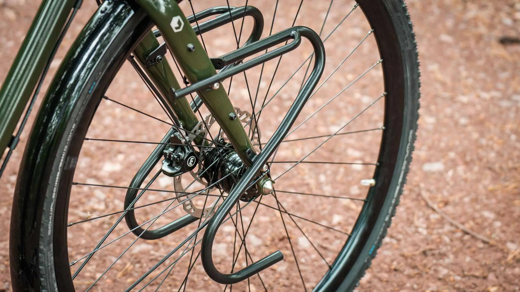 Front Rack am veloheld.alleyX für den Transport von Gepäck und Bikepacking-Ausrüstung.