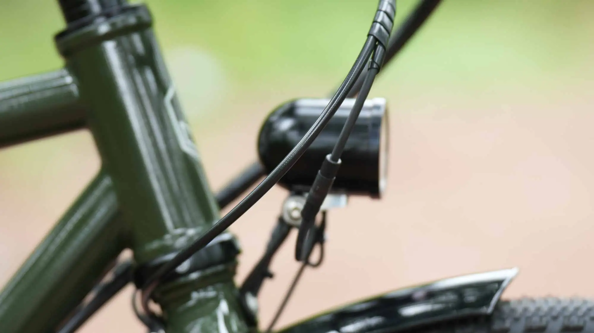 Detailansicht des veloheld.alleyX mit SON-Lichtanlage, interner Kabelführung und Stahlrahmen.
