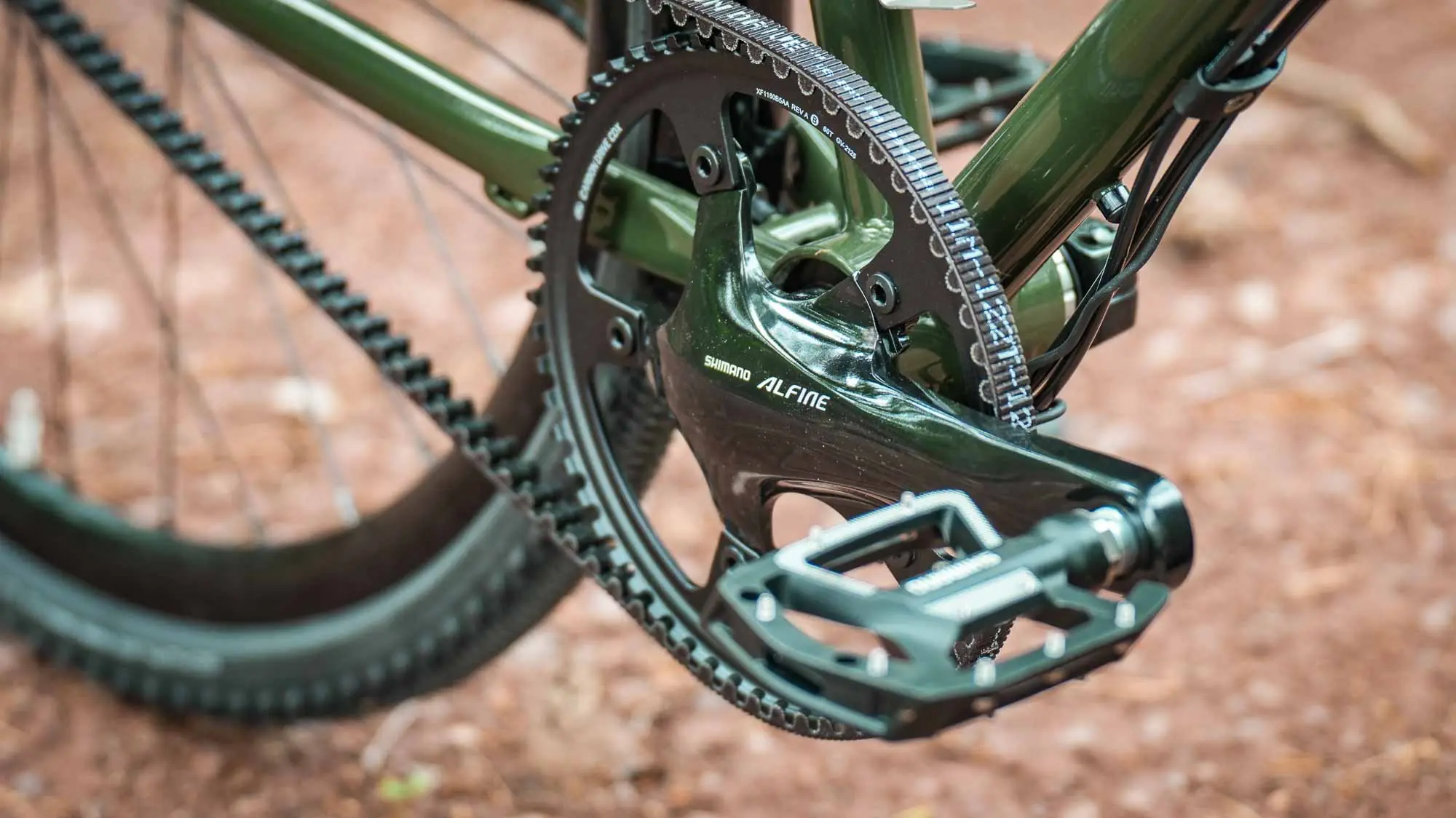 veloheld.alleyX mit Flatbar-Lenker, SON-Scheinwerfer und Rohloff-Schalteinheit für den Alltagseinsatz.