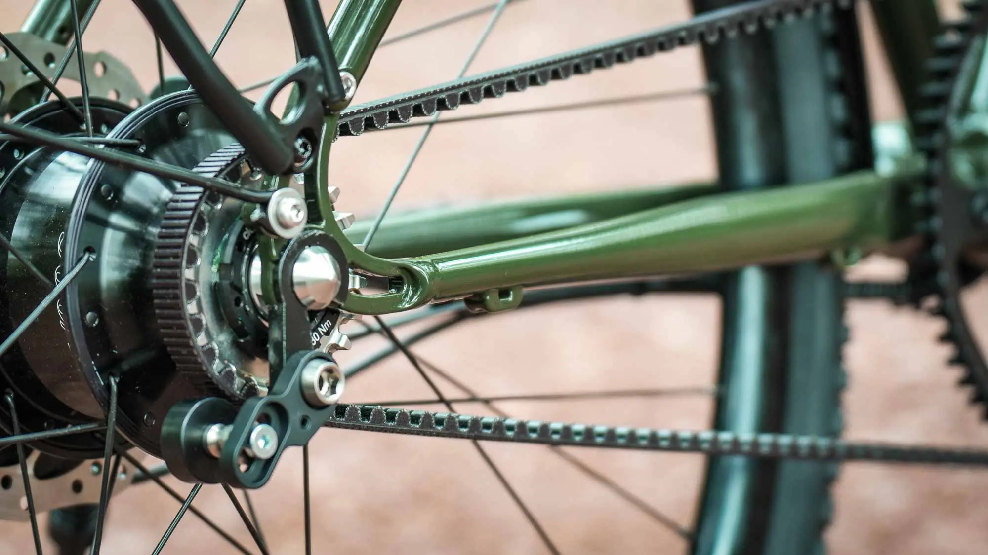 Rohloff Speedhub und Gates Carbon Drive Riemenantrieb am veloheld.alleyX für wartungsarmes Pendeln und Touren.