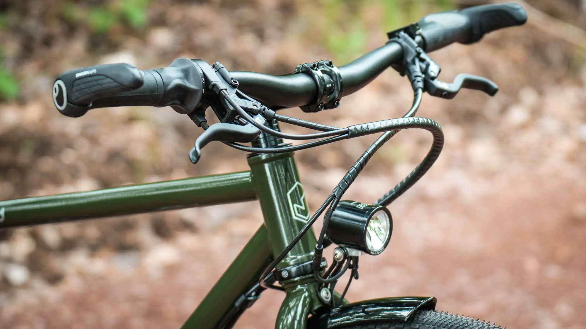 veloheld.alleyX mit Flatbar-Lenker, SON-Scheinwerfer und Rohloff-Schalteinheit für den Alltagseinsatz.